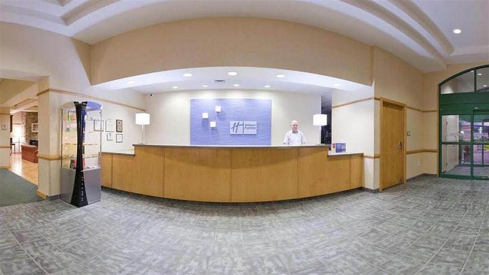 Holiday Inn Express Breezewood By Ihg Bagian luar foto