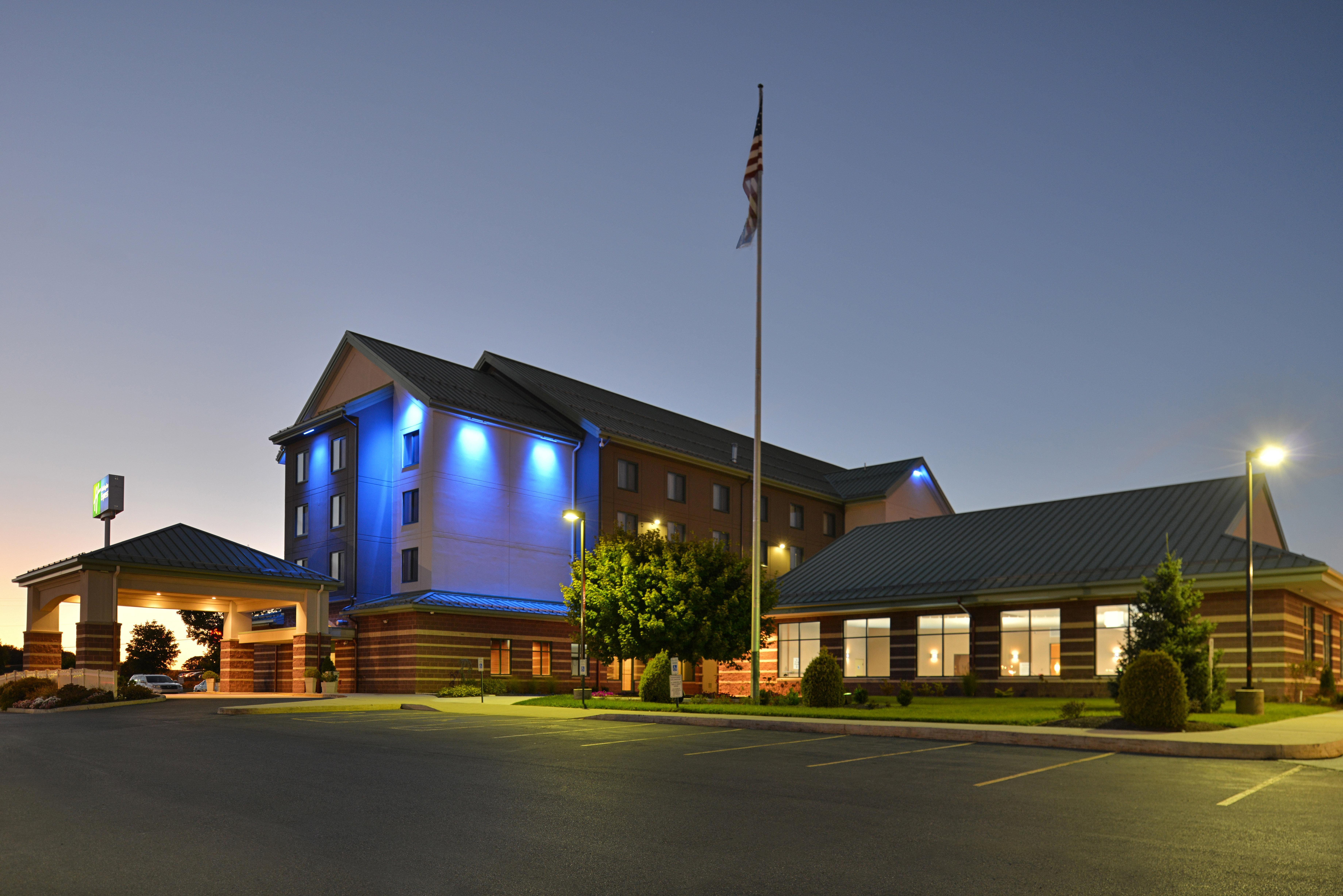 Holiday Inn Express Breezewood By Ihg Bagian luar foto