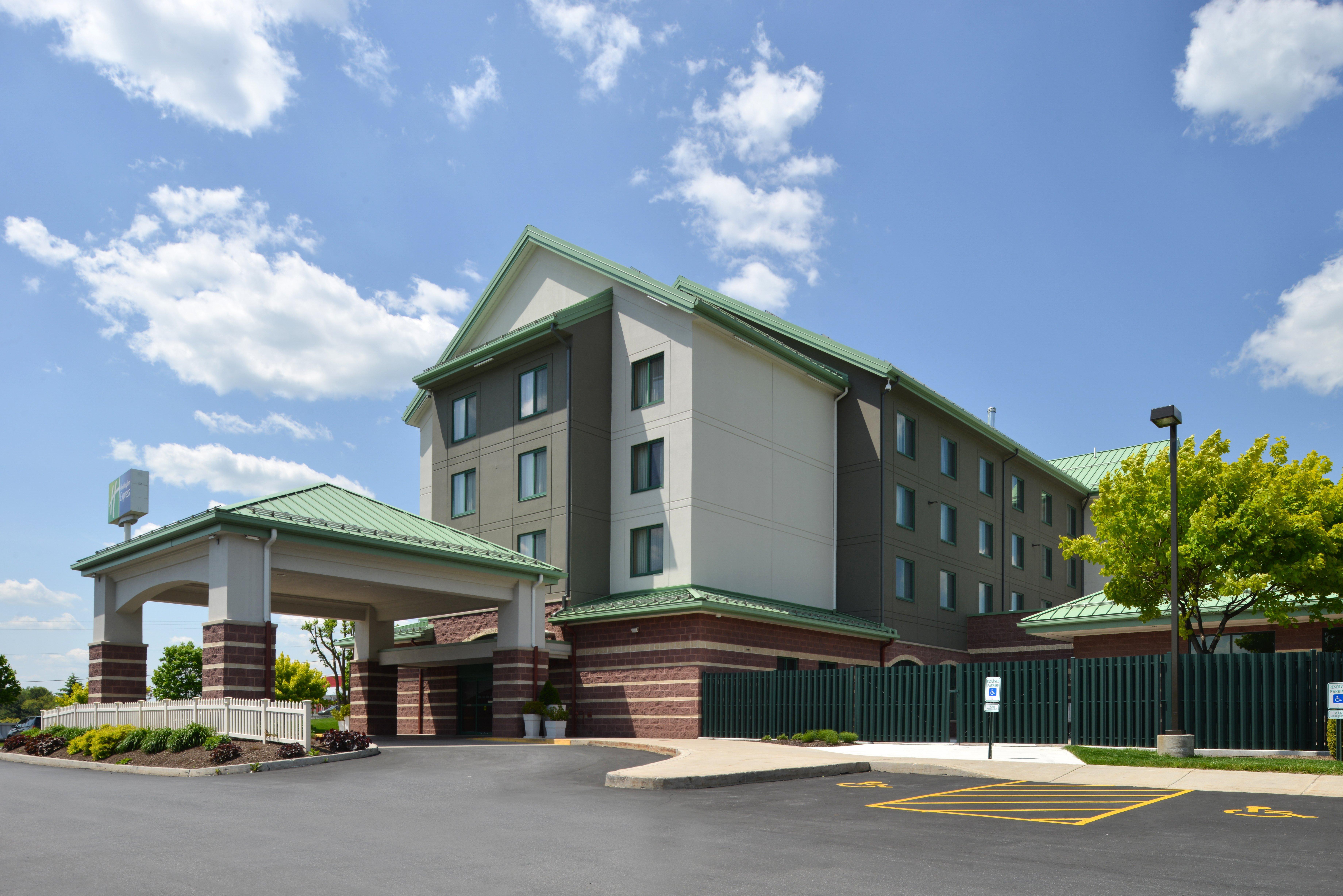 Holiday Inn Express Breezewood By Ihg Bagian luar foto