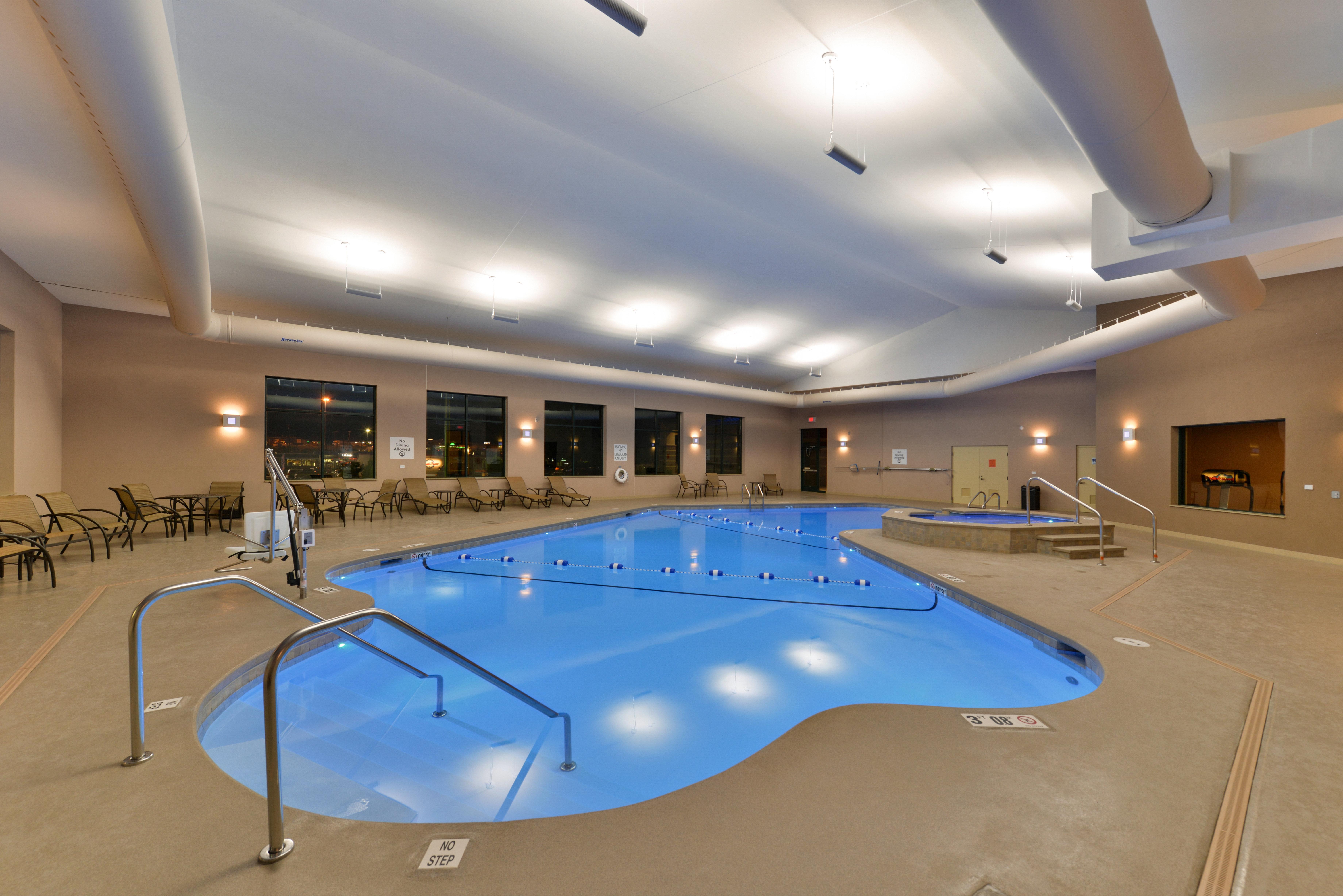 Holiday Inn Express Breezewood By Ihg Bagian luar foto