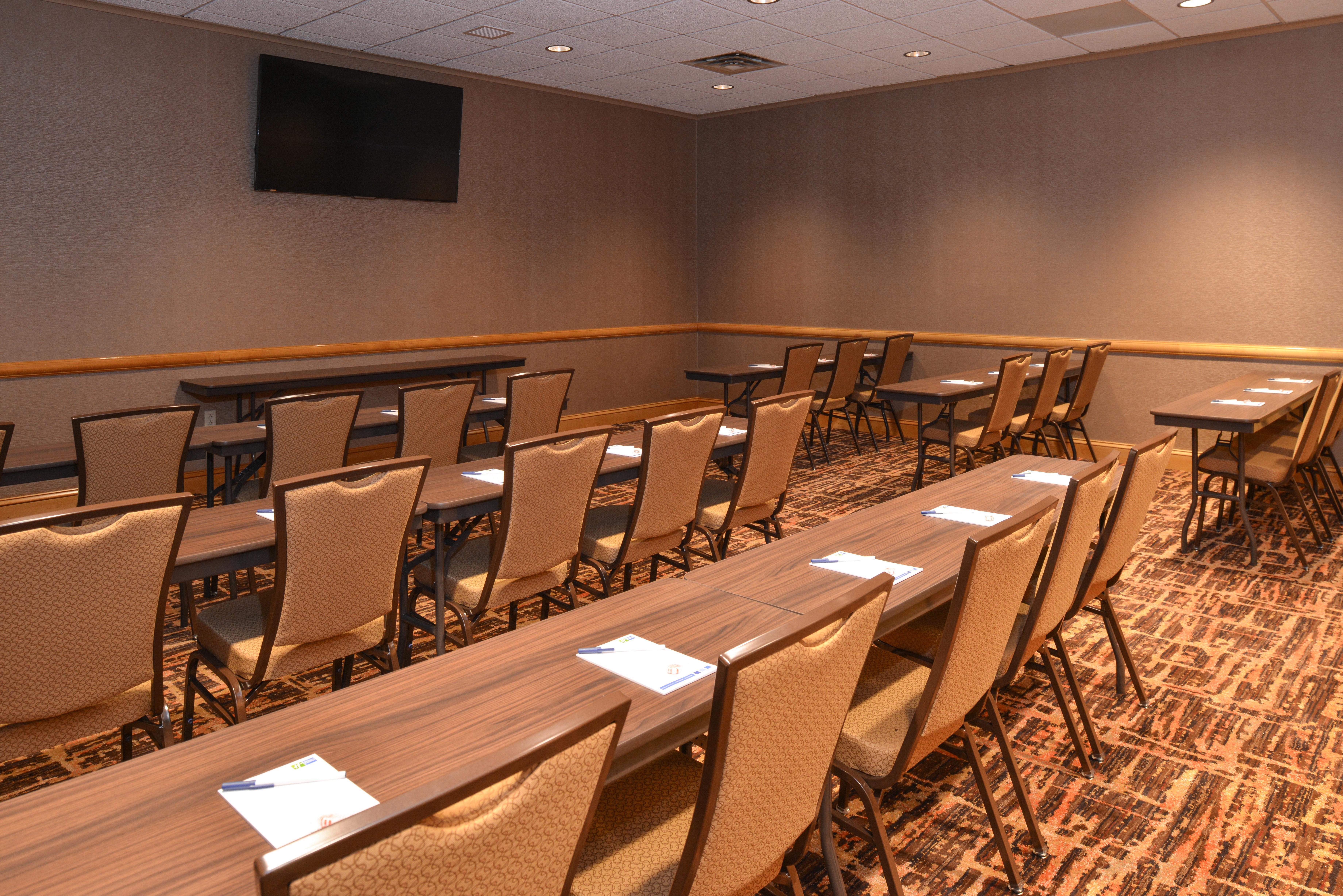 Holiday Inn Express Breezewood By Ihg Bagian luar foto