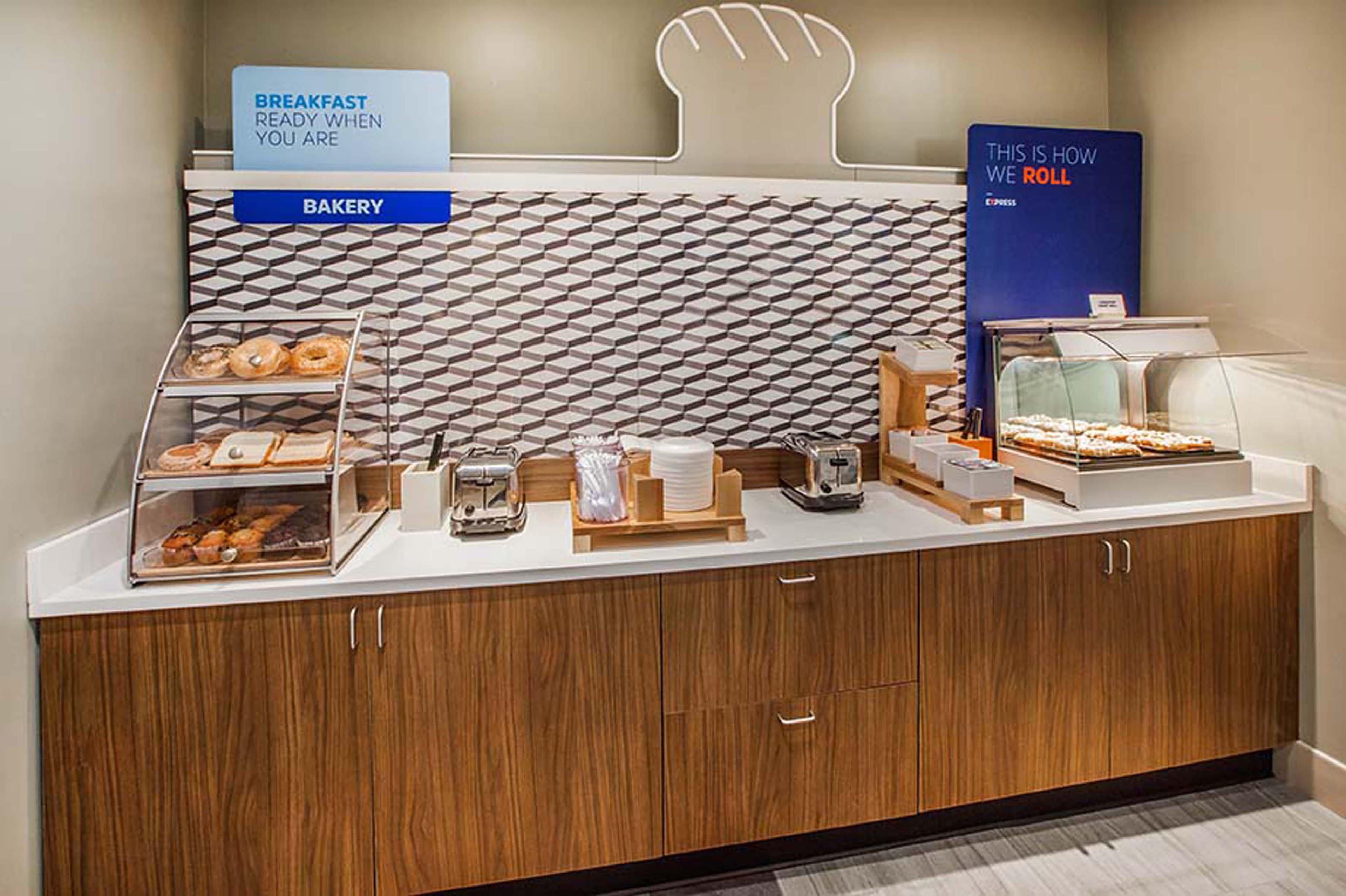 Holiday Inn Express Breezewood By Ihg Bagian luar foto