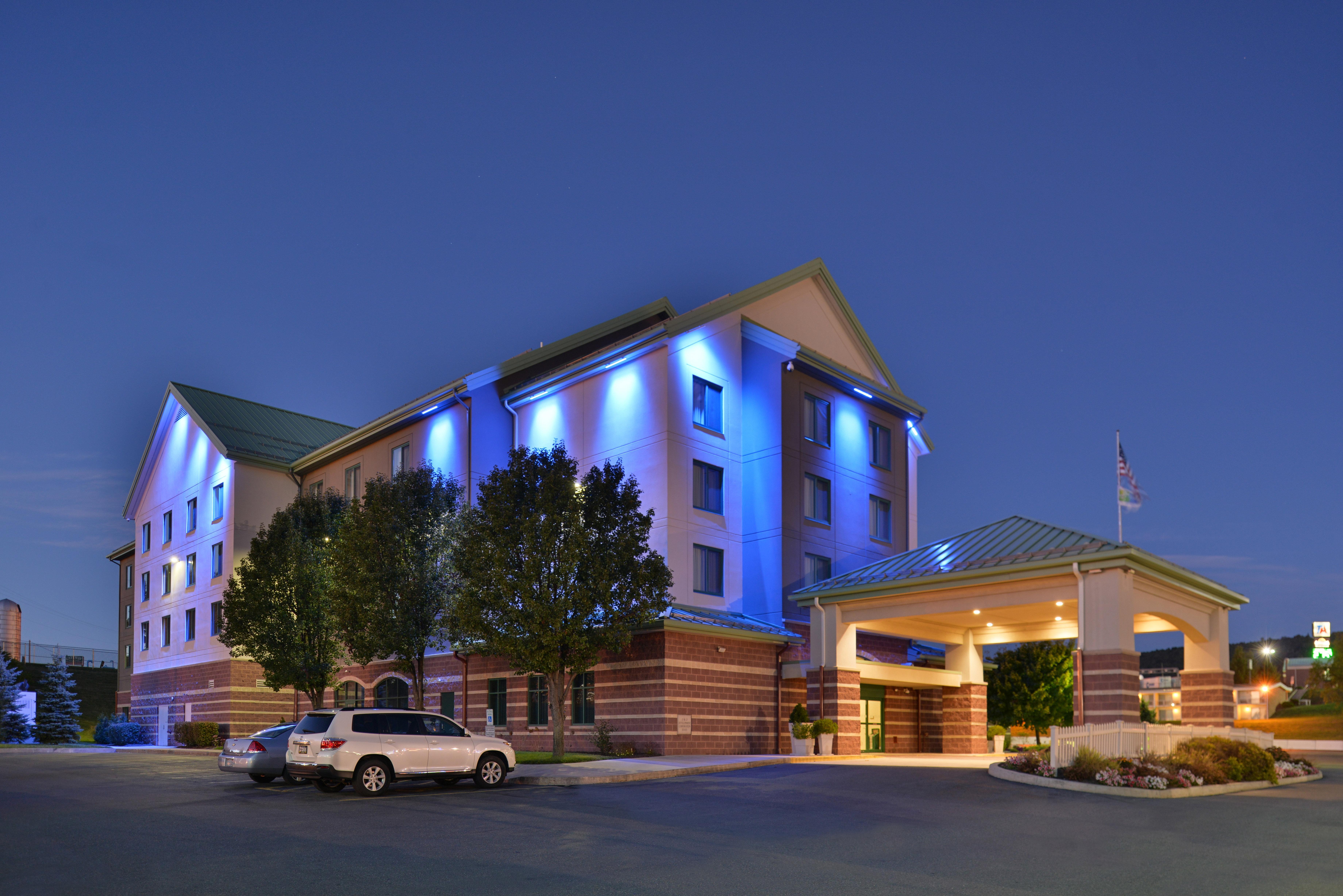 Holiday Inn Express Breezewood By Ihg Bagian luar foto
