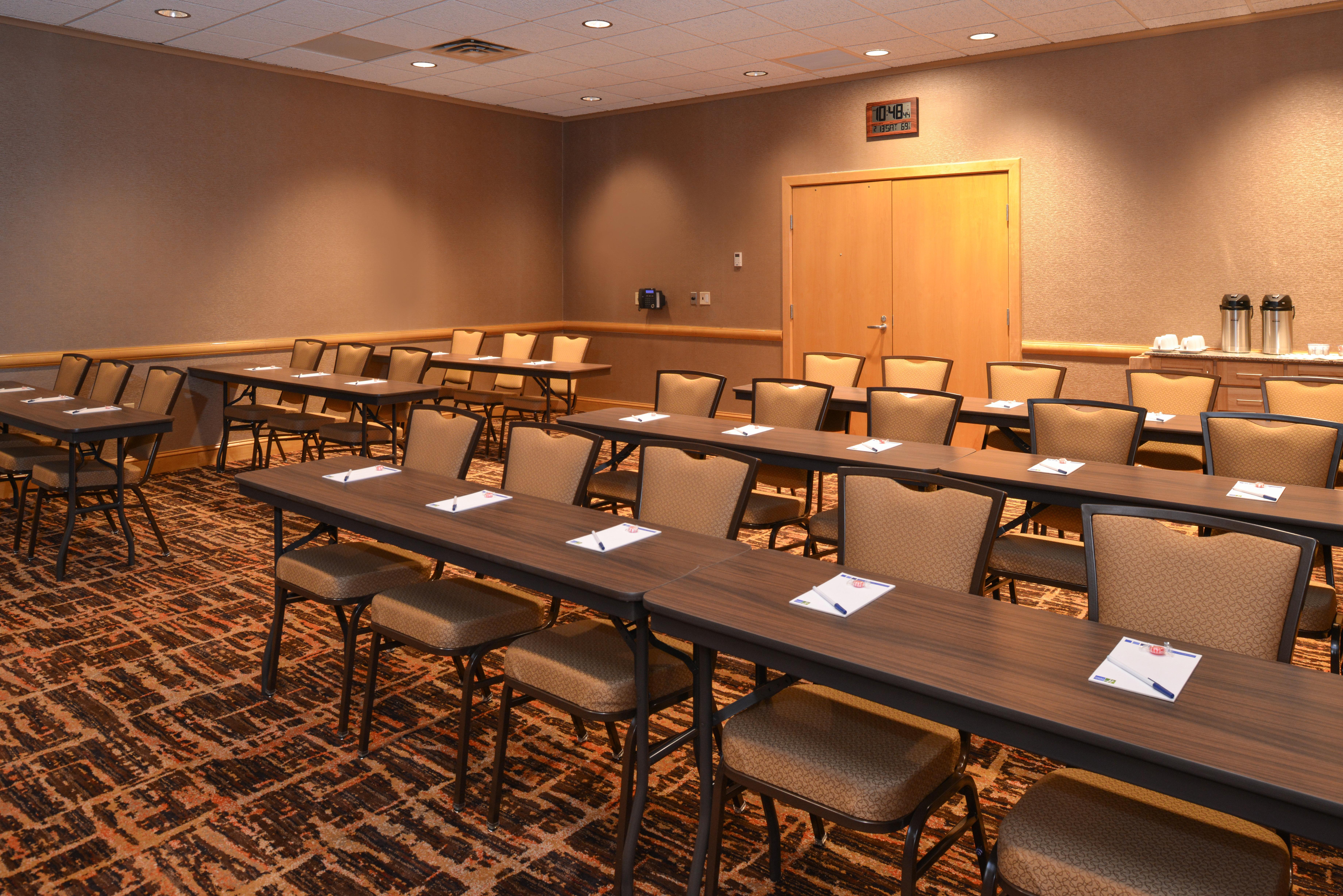 Holiday Inn Express Breezewood By Ihg Bagian luar foto