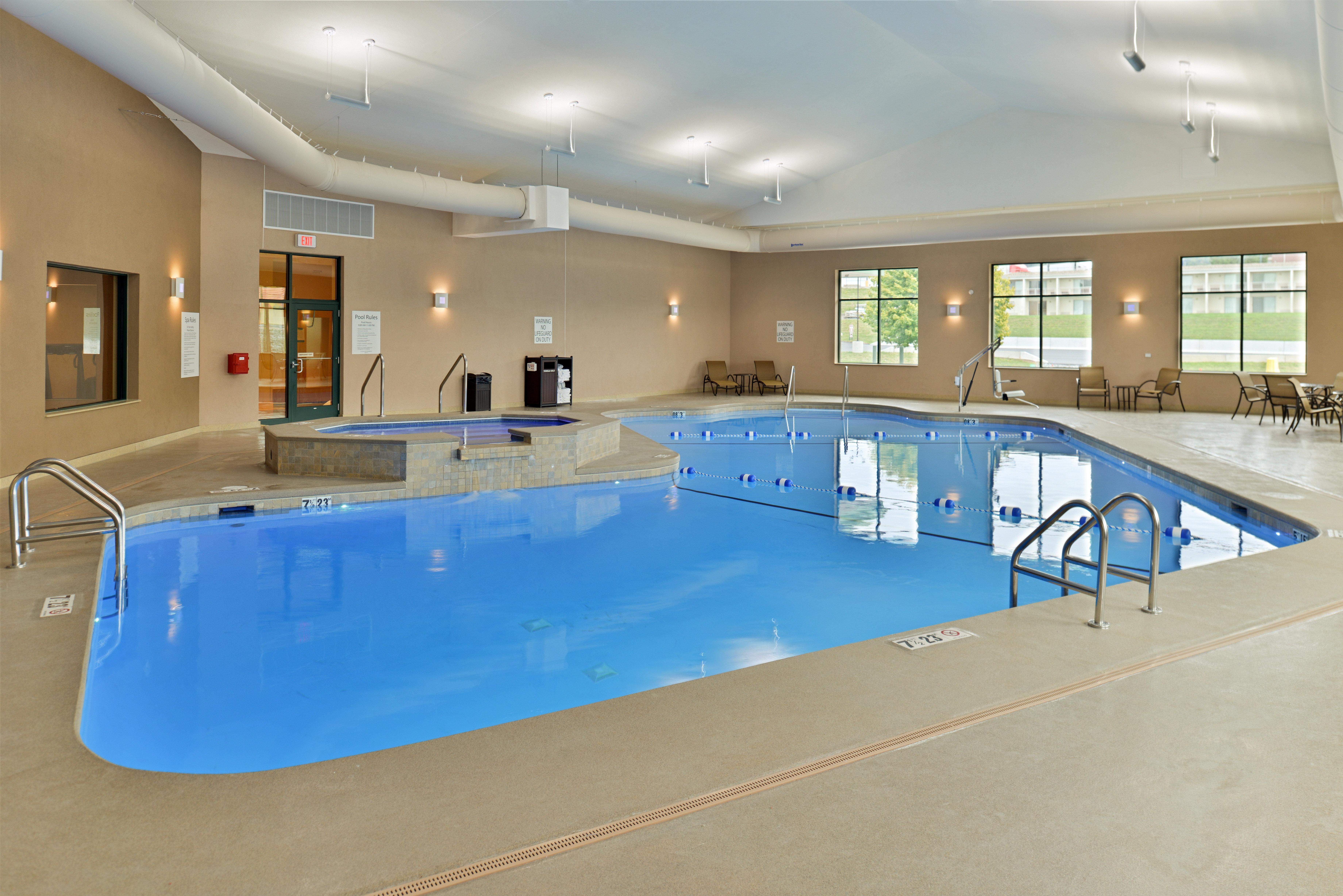 Holiday Inn Express Breezewood By Ihg Bagian luar foto